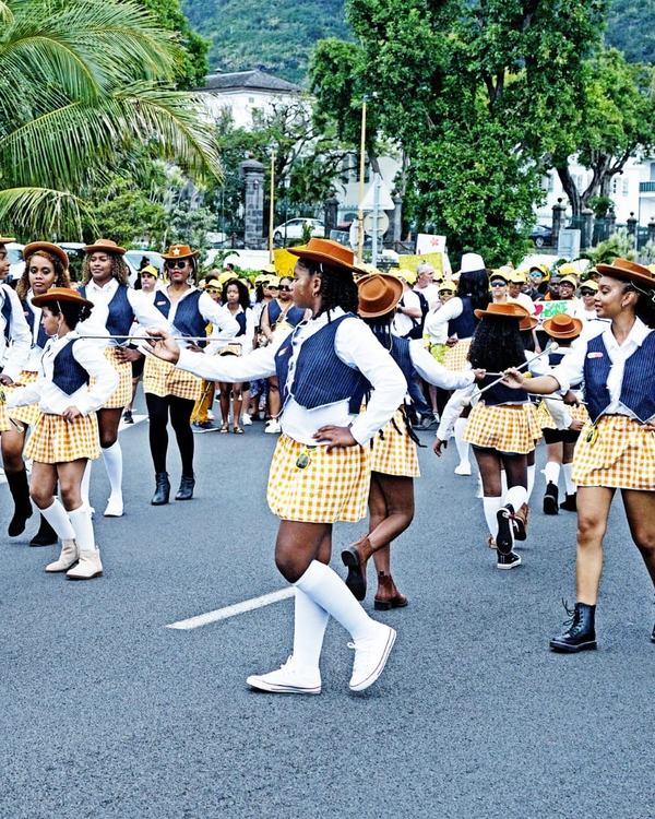 Les majorettes ouvrent le défilé
